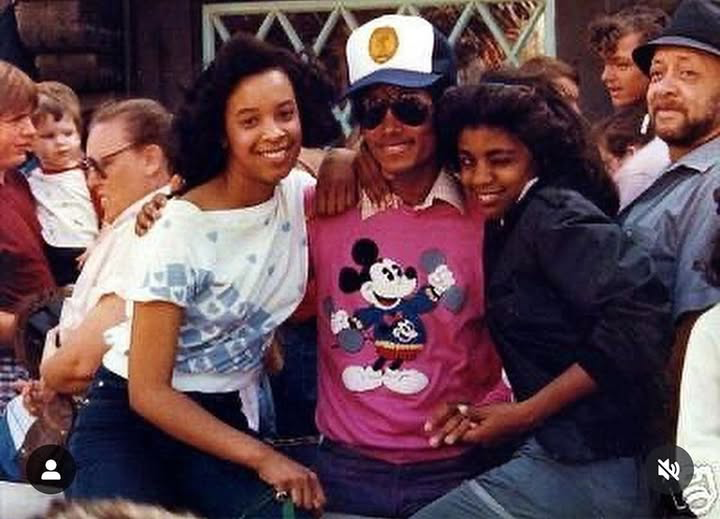 Michael Jackson circondato dai fan
